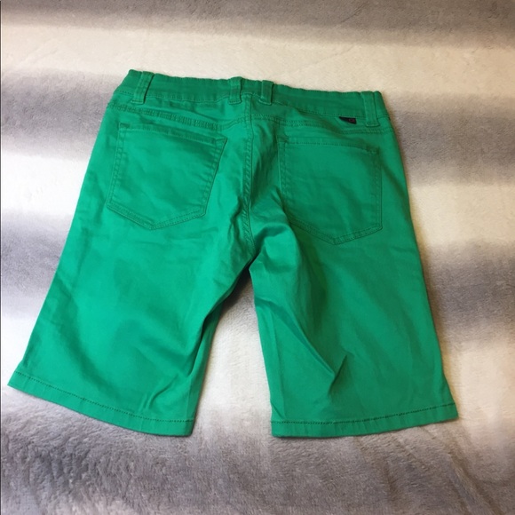 Brand new green shorts never worn with tags - Picture 2 of 7